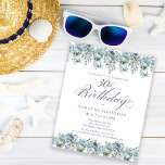 Inbjudan till 30års födelsedag i för budgetblått B<br><div class="desc">Dusty blåa blommor skapar top och grund gräns på elegantens födelsedagsinbjudan. Klassisk manusgrafi tillför en vacker beröring. Det här objektet är party i samlingen Dusty Blue blommigt.</div>