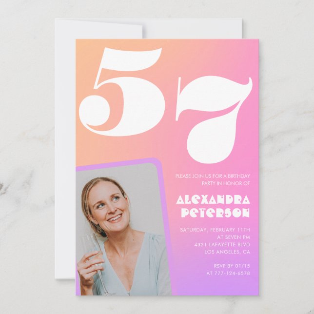 Inbjudan till 57-årsfirande med rosa gradient Retr (Framsida)