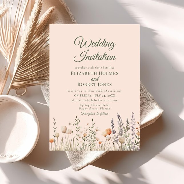 Inbjudan till ängsbröllop med persiko-Wildblomman (Peach Wildflower Meadow Wedding Invitation on a neutral boho table with dry flowers.)