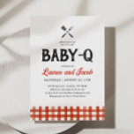 Inbjudan till baby Q Rustic Par Baby Shower<br><div class="desc">Fira lite på vägen med den här orustiska "Baby Q"-inbjudan till babyduschen.</div>