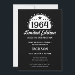 Inbjudan till Begränsad utgåva 60 födelsedagar<br><div class="desc">Roligt Simple Faux Whiskey / Beer label stilized vuxen födelsedagsfest inbjudan. All text kan redigeras för dina egna behov i party. Minimal svartvit - Vintagens klassiska utformning.</div>