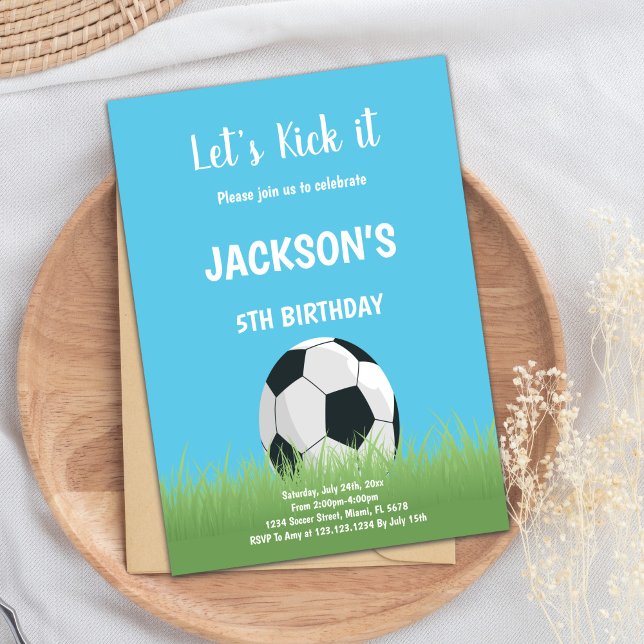 Inbjudan till blå himmel-fotboll på födelsedagen (Blue sky Ball On Grass Soccer Birthday Invitations)