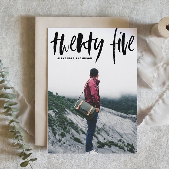 Inbjudan till Black Push Typography Studenten (Customizable class of 2025 photo graduation invitation featuring rustic lettering. )