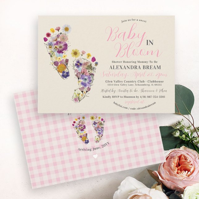 Inbjudan till blommigtens fotavtrycksteige Flicka  (Cute pink gingham pressed wildflower floral footprints Baby in Bloom Beige Baby Shower invitation)