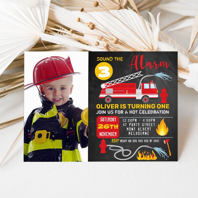 Inbjudan till brandsläckning i fotopalkboard Lastb (Fire Truck Birthday Invitation Template, Firetruck  Sound the Alarm Birthday Invitation, Chalkboard
)