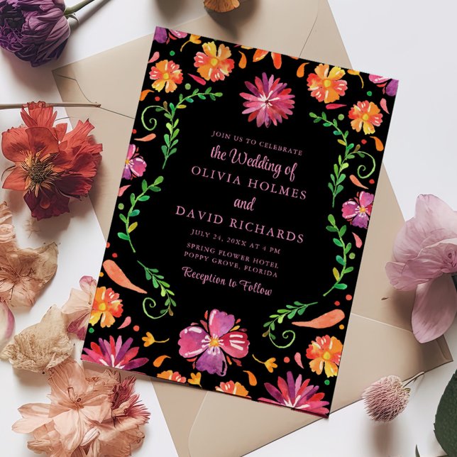 Inbjudan till bröllopsbröllop till den mexikanska  (Colorful Mexican Floral Fiesta Wedding Invitation on a table full with colorful flowers.)