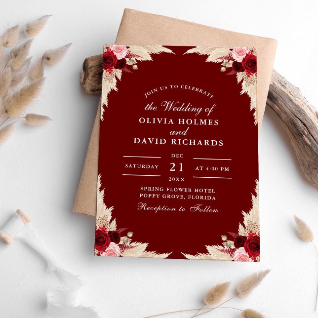 Inbjudan till Burgundy Ro och Pampas Grass Wedding (Burgundy Roses and Pampas Grass Wedding Invitation on a table with pampas grass.)