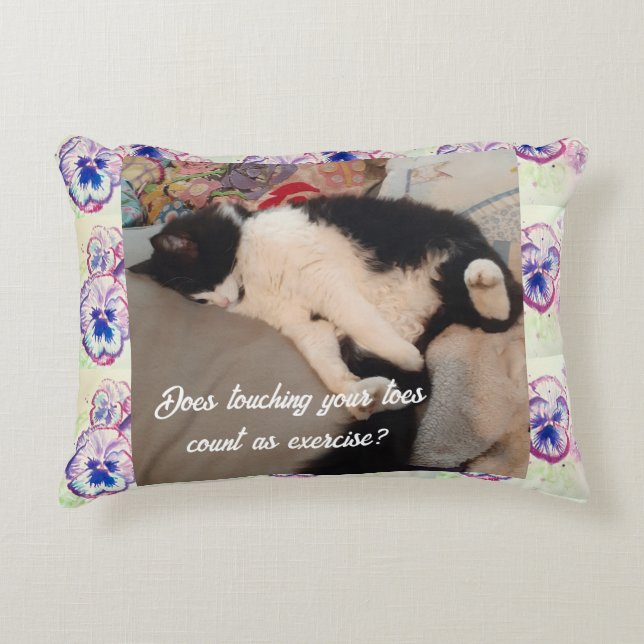 Inbjudan till Cute Tuxedo Cat Födelsedagsfest Barn Prydnadskudde (Framsidan)