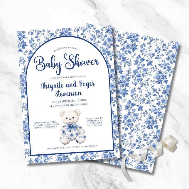 Inbjudan till elegant Blue Toile Baby Shower (Elegant Blue Toile Baby Shower Invitation with Toile Bear, Couple Names, Parents to Be or Mom to Be.)