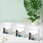 Inbjudan till elegant Snöre bröllopsinbjudan Presentaskar<br><div class="desc">Fira din speciella dag med den här vackert designade bröllopsinbjudan från snöre. Med en känslig övertäckning i snöre lämnar den här inbjudan tidlös romantik och elegans. Den mjuka, pastellbaserade bakgrunden och det invecklade snöre-detaljerna skapar ett sofistikerat, vintage-inspirerat utseende, perfekt för alla bröllop-teman. Anpassa med namn, bröllop-datum och platsuppgifter för att...</div>