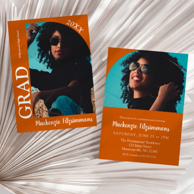 Inbjudan till enkel typografi av fotopatset Studen (Burnt orange Simple Typography Arch Photo Graduation Invitation)