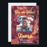 Inbjudan till födelsedagstfirande<br><div class="desc">Anpassa din födelsedagsinbjudan med den här färgfulla platta kortdesignen. Lägg till information om foton,  datum och plats på baksidan. Det här kortet är för en älskad med det första X. Alla alfabet initialer finns i samlingen.</div>