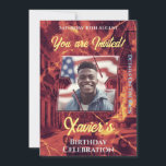 Inbjudan till födelsedagstfirande<br><div class="desc">Anpassa din födelsedagsinbjudan med den här färgfulla platta kortdesignen. Lägg till information om foton,  datum och plats på baksidan. Det här kortet är för en älskad med det första X. Alla alfabet initialer finns i samlingen.</div>