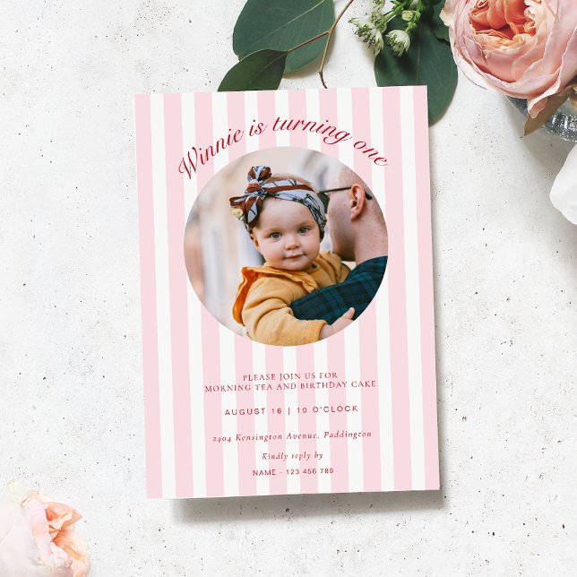 Inbjudan till foto på födelsedagen i rosa Rand (Pink Candy Stripe Photo Birthday Invitation)
