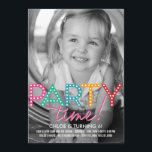 Inbjudan till fotofödelsedagar i party<br><div class="desc">Anpassa den här nya och moderna födelsedagsinbjudan med ditt favoritfoto! Mer färg finns på berryberrysweet.com</div>