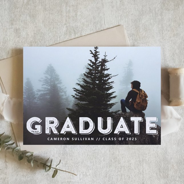 Inbjudan till fotofoto-Studenten i Grunge Typograp (Customizable photo graduation invitation featuring rustic typography.)