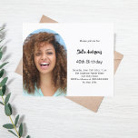 Inbjudan till fotomatarfödelsedag<br><div class="desc">Lägg till ditt eget lodräts storleka foto. Ett bågformat foto ram. En chic vit bakgrund färg. Anpassa och lägg till information om namn och party. 1 lakan = 1 inbjudan tryckt kant till kant.</div>