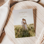 Inbjudan till fotoskript för Rustic Elegant-bröllo<br><div class="desc">Skapa din egen Rustic DIY-fotobröllopsinbjudning med klassiskt serif-skript och handskriven kalligrafi på en modern minimalistisk design. Visa dina tidigaste foton på förlovningen och  dem med dina nära och kära för en fantastisk bröllopsinbjudan på personligen.</div>