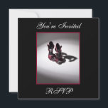 Inbjudan till Glam Red Födelsedagsfest Shoe Square<br><div class="desc">En inbjudan till födelsedagspresent eller cocktail som visar ett foto på glamorösa röda party-skor och en glitzy cocktail-skakare. Denna inbjudan är helt och hållet anpassad och typsnitt/text på framsidan och baksidan kan ändras.</div>