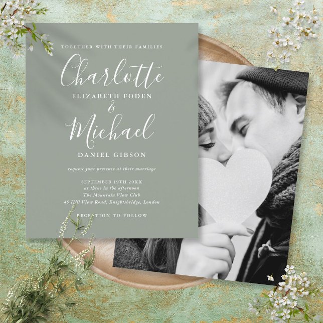 Inbjudan till Grönt av fotobröllop med budgetsaldo (Budget Sage Green Script Photo Wedding Invitation)