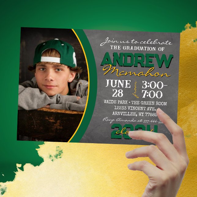 Inbjudan till Grönt och Guld Chalkboard Studenten (Green and Gold 1 Photo Chalkboard Graduation Invitations)