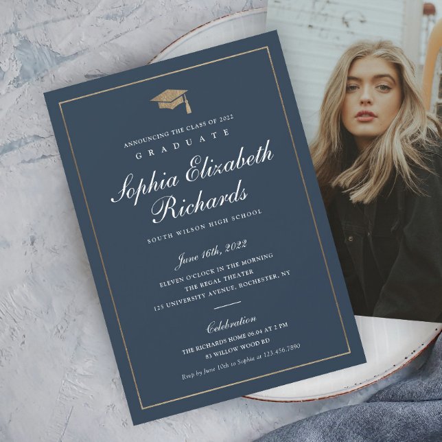 Inbjudan till Guld-fotofotot-Studenten i klassiskt (Elegant calligraphy navy blue and gold photo graduation invitation.)