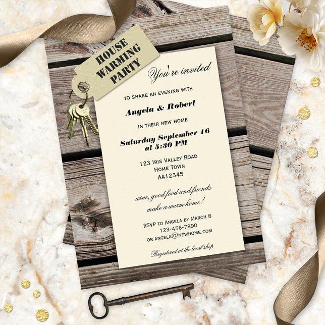 Inbjudan till Home Sweet Home Houseuppvärmningspar (Housewarming party invitation featuring keys with a vintage label on wood and wallpaper)