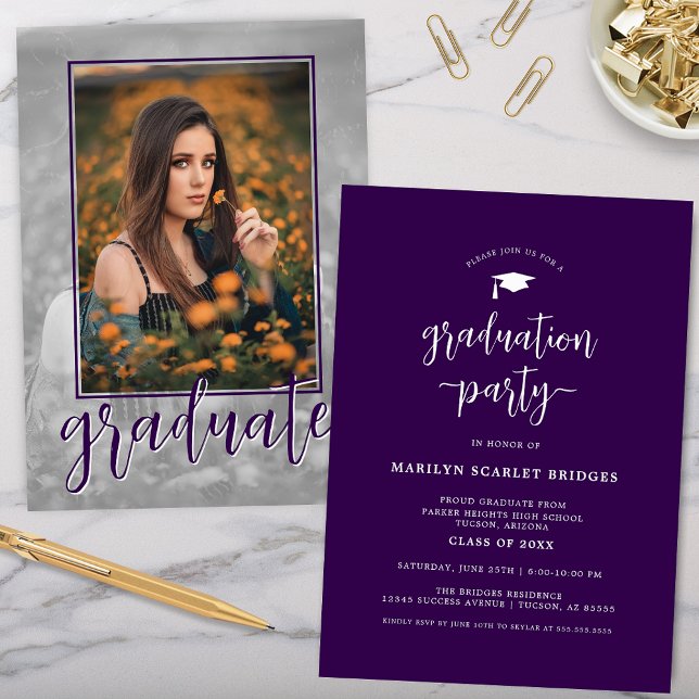 Inbjudan till lila Single Photo Script Studenten (purple graduation party invitation with modern simple script writing and single grad picture on back)