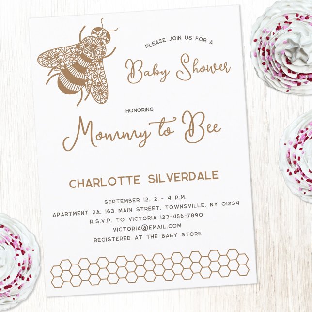 Inbjudan till mamma till Bee Baby Shower (Modern gener neutral honeybee Mommy to Bee personalized baby shower invitation with custom text)