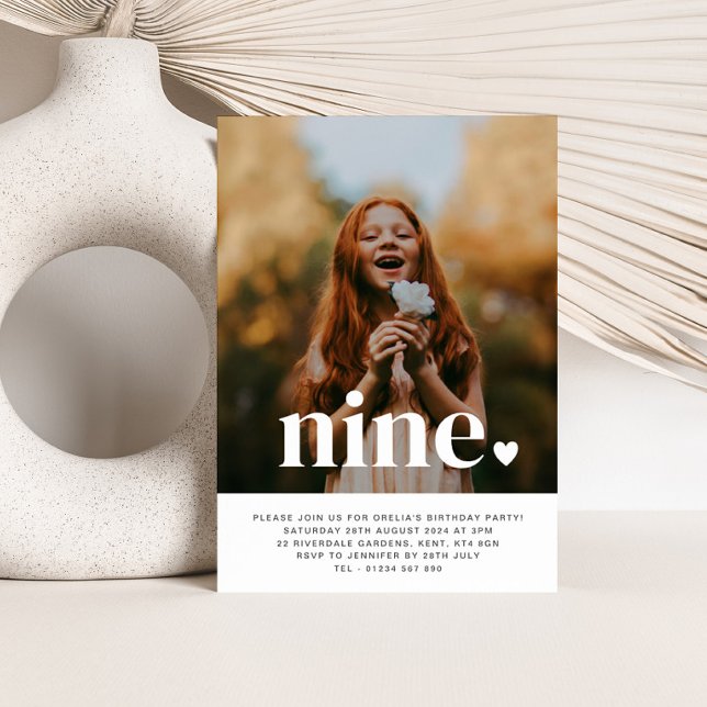 Inbjudan till nio hjärtfoto första födelsedagsdage (Skapare uppladdad)