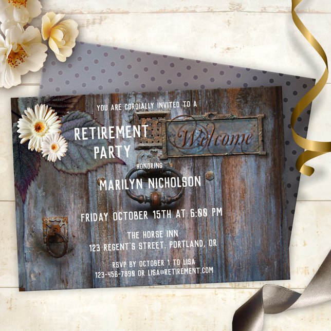 Inbjudan till partiet Rustic Artistic Pension (Elegant retirement party invitation featuring a rustic wood door with daisy flowers)