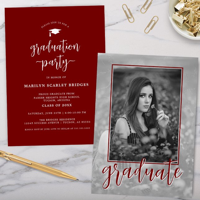 Inbjudan till Red Single Photo Script Studenten (red modern simple graduation party invitation for high school college senior with single photo back)