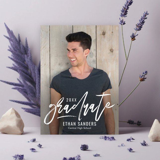 Inbjudan till redigerbar Färg-Studenten i brushmar (Skapare uppladdad)