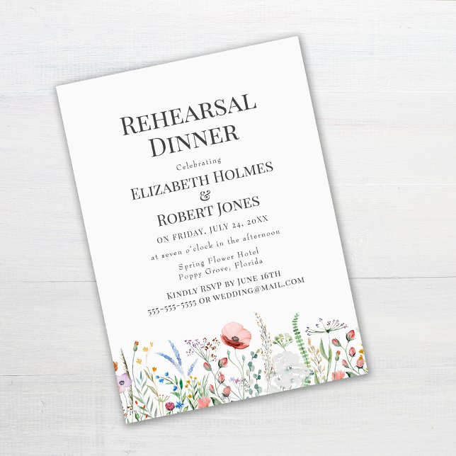 Inbjudan till repetitionsmiddag på äng med vilda b (Wildflowers Rehearsal Dinner Invitation Template on white wooden table)