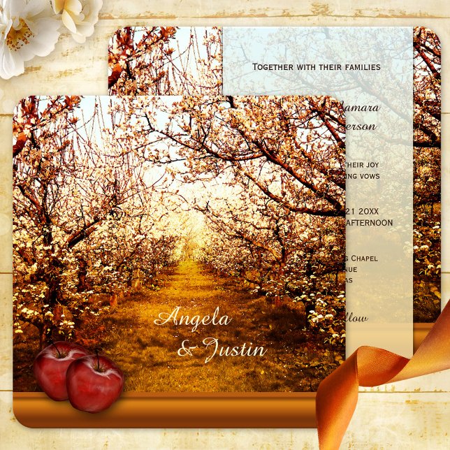 Inbjudan till Romantiskt Apple Orchard-bröllop (Colorful wedding invitation featuring a orchard and apples in sunny ocher and reds)