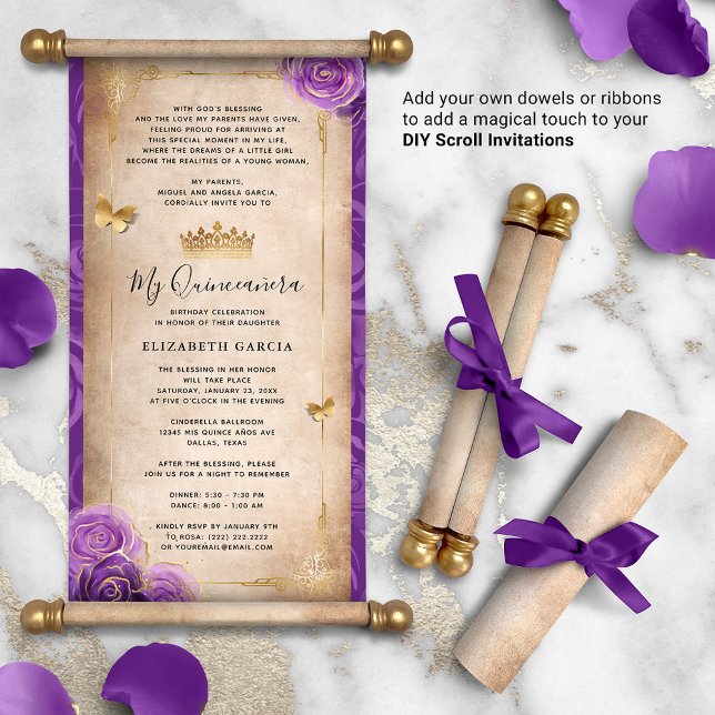 Inbjudan till Rulla för guld och Lila Quinceanera  (DIY scrolls do not come with dowels. Add your own or roll up with a ribbon for an elegant touch!)