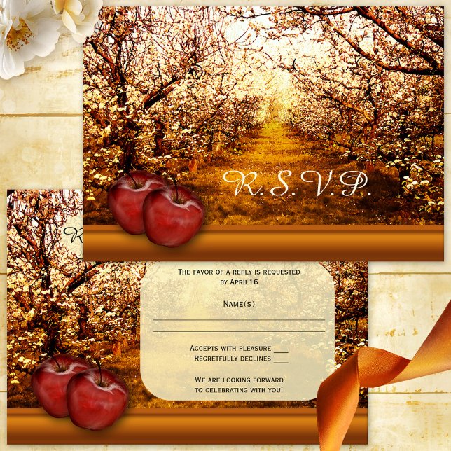 Inbjudan till Rustic Apple Orchard Bröllop OSA (Elegant RSVP card featuring an image of an apple orchard and apples in warm ocher and red )