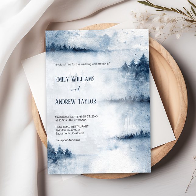 Inbjudan till skogsäggsbröllop med vattenfärg (“Elegant navy blue watercolor wedding invite with foggy forest design for rustic or woodland wedding)
