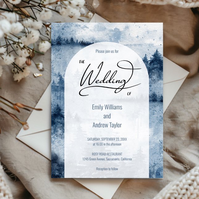 Inbjudan till skogsäggsbröllop med vattenfärg (“Elegant navy blue watercolor wedding invite with foggy forest design for rustic or woodland wedding)