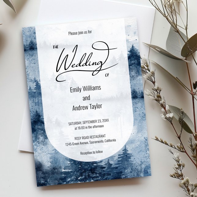 Inbjudan till skogsäggsbröllop med vattenfärg (Elegant navy blue watercolor wedding invitation with a foggy forest design. Perfect for rustic weddi)
