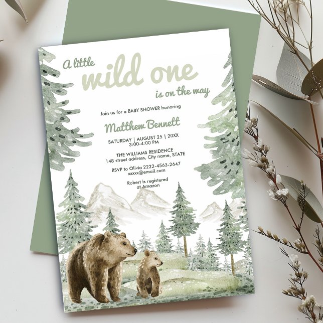 Inbjudan till skogsduschen i lilla vild baby (Rustic baby shower invite with sage green watercolor forest and bear design. Ideal for woodland
)