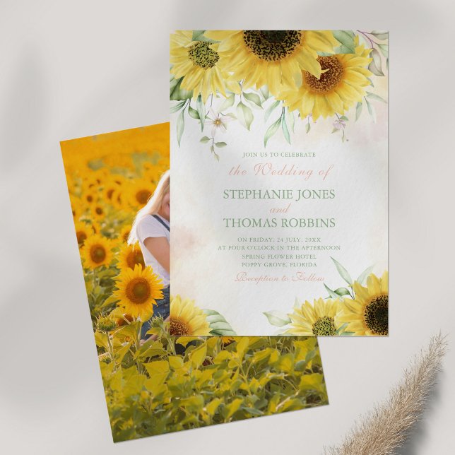 Inbjudan till solrossändamål för ett par fotobröll (Sunflower Meadow Couple Photo Wedding Invitation on white table with pampas grass.)