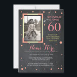 Inbjudan till Stil-kalk-Rosa på fotofödelsedagen V<br><div class="desc">Lägg till ditt foto i vintagen stil krita inbjudan. Lägg till vilken ålder som helst. Bakåtskriften ingår.</div>