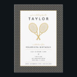 Inbjudan till Tennis Star-partiet<br><div class="desc">Fira din tennisspelare eller tennis fläkt med de vackra guld- och charkolinbjudningarna med faux guld tennis-racketar. Text och bakgrund färg i anpassadet. Födelsedag är också anpassade. En del av en samling från Parcel Studios. *Obs! guld-detaljerna i den här inbjudan simuleras. Ingen faktisk folie kommer att användas vid skapar av denna...</div>