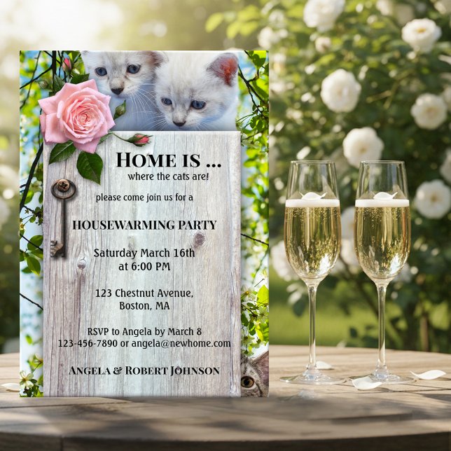 Inbjudan till uppvärmning av grå katt (Housewarming invitation featuring two cute kitties on a rustic wood board with key with pink rose)