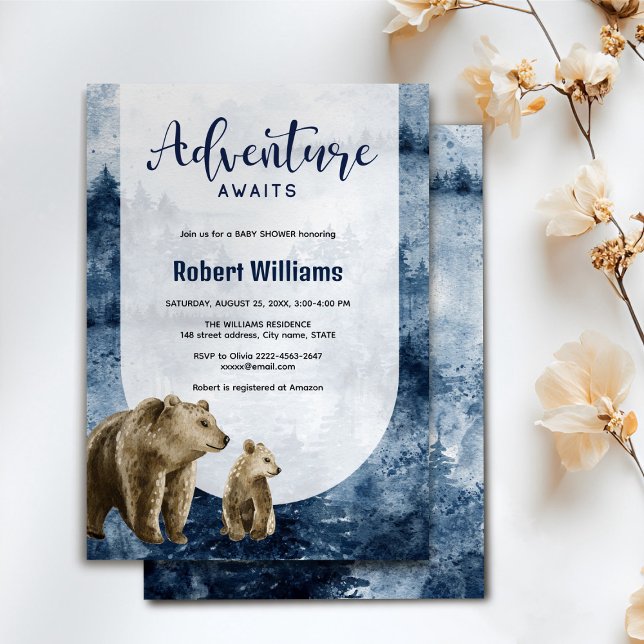Inbjudan till vattenskog i mor och baby (Watercolor foggy forest adventure awaits baby shower invitation with mommy and baby bear)
