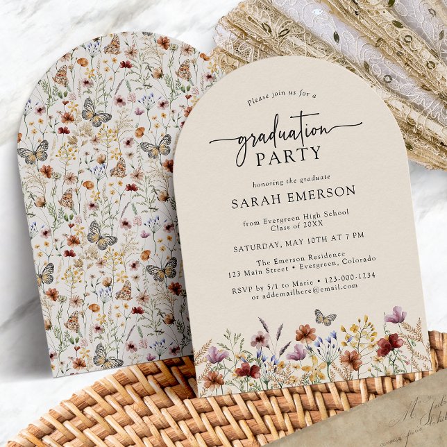 Inbjudan till Wildblomma Arch Studenten (Wildflower Boho Watercolor  Arch Graduation Invitation with Butterfly by Painted Paperie 
)