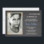 Inbjudningar till foto på födelsedagen i Vintage S<br><div class="desc">Lägg till ditt foto i den här vintagen stil krita inbjudan. Lägg till alla åldrar. Utskrift bakåt ingår.</div>