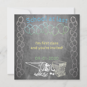 Inbjudningskort till skolregistrering på skrivbord