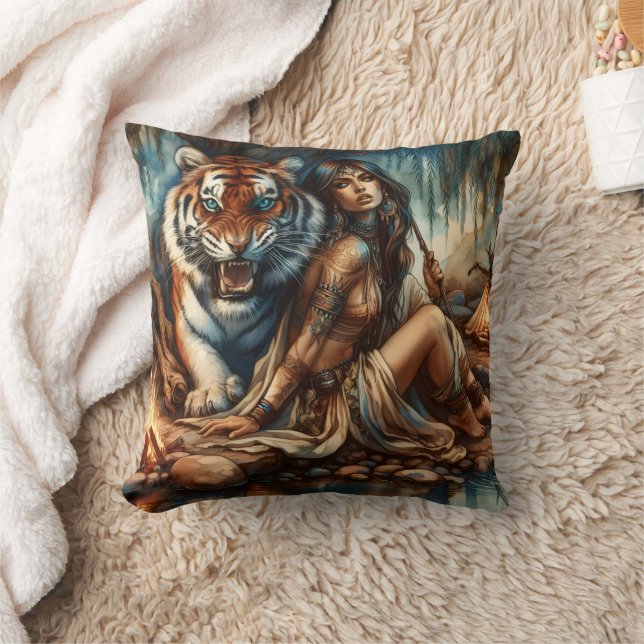 Inbyggd amerikansk kvinna med tiger nära Campfire Kudde (Filt)